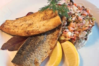 RECEPT: Grilovaný filet zo pstruha v bylinkovej múke na šošovicovom šaláte